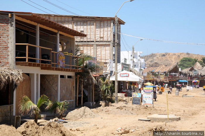 Улица идет вдоль берега океана Манкора, Перу
