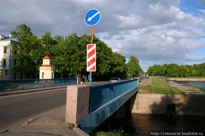 Синий мост через Обводный канал. За ним футшток и Итальянский дворец. Кронштадт, Россия