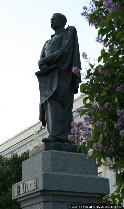 Памятник Пахтусову — отважному исследователю Северного Ледовитого океана. Кронштадт, Россия