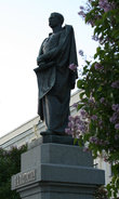 Памятник Пахтусову — отважному исследователю Северного Ледовитого океана.