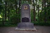 Первый в городе памятник А.А.Домашенко, установленный в Летнем саду. Мичман корабля Азов бросился за борт, спасая товарища. И погиб.