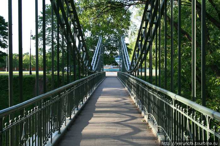 Макаровский мост, ведущий через овраг на Якорную площадь. Кронштадт, Россия
