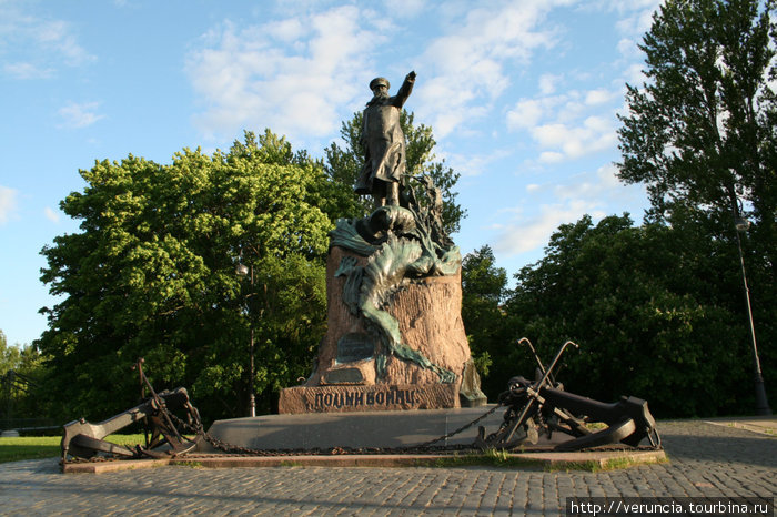 Памятник Макарову. Кронштадт, Россия