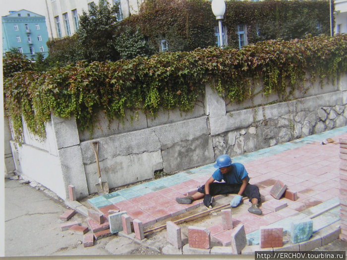 Единственный человек на улице Пхеньяна, которого я увидел за работой. КНДР