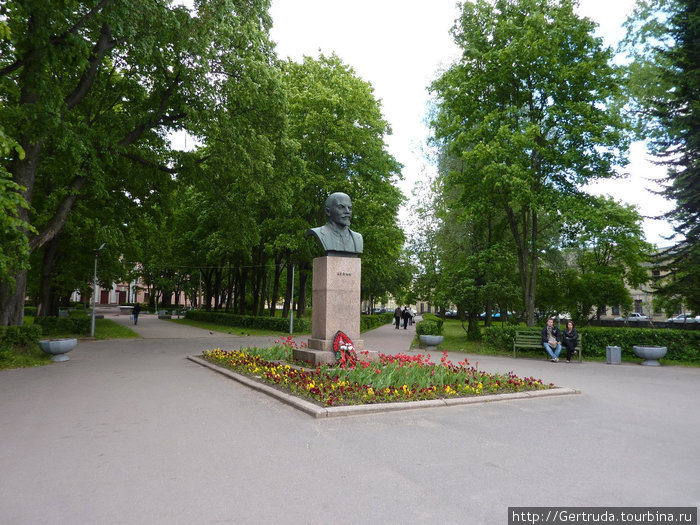Памятник Ленину на проспекте Павла Первого, хотя в Гатчине жители по-прежнему называют его 