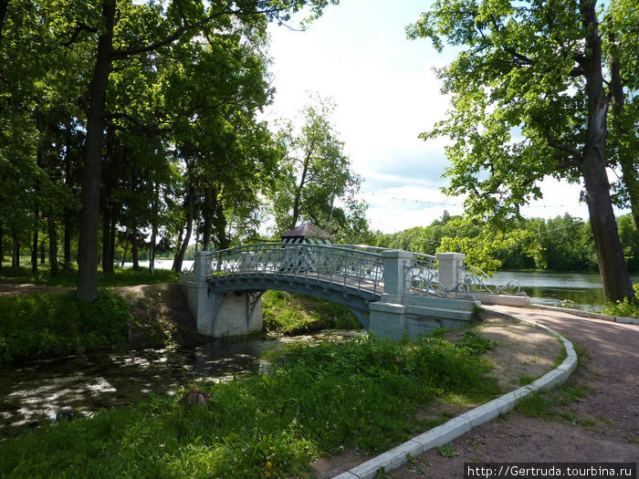 Еще один мостик в парке, ближе к павильону Венеры на острове Любви. Гатчина, Россия