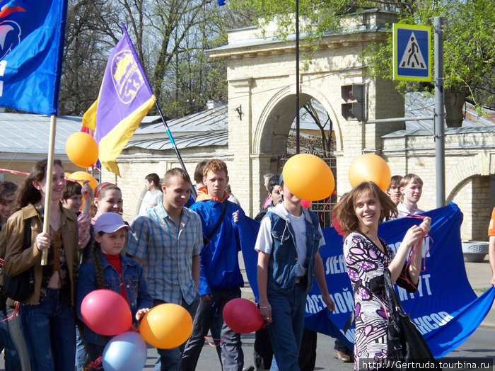 Студенты Гатчины на первомайской демонстрации.
