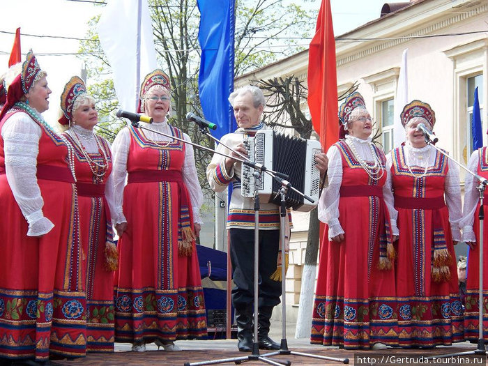 Концерт на Соборной улице — выступает зор пенсионеров, голоса  замечательные! Гатчина, Россия