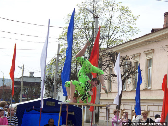 Акробаты из детской цирковой студии. Гатчина, Россия
