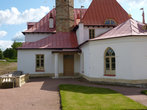 Боковой вход в музей Приоратского дворца.