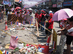 Около Kao San Road ночью (11.04.2010) был уничтожен палаточный городок протестующих. Убито 6 человек.
