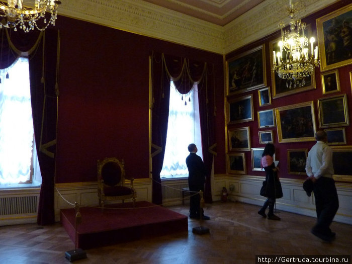 Зал императрицы Марии Федоровны, где сейчас экспонируются картины. Гатчина, Россия