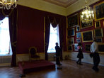 Зал императрицы Марии Федоровны, где сейчас экспонируются картины.