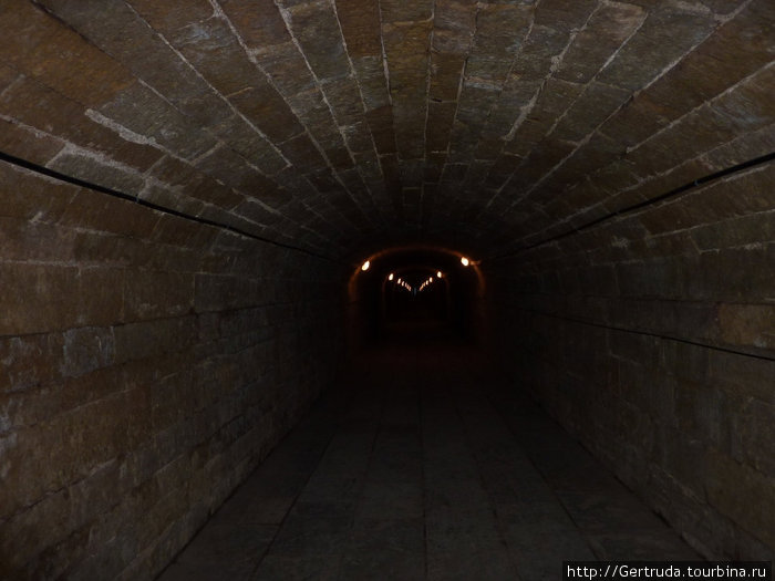 120 метровый подземный ход, ведущий из дворца к Серебряному озеру.   Павел первый любил удивлять своих гостей, таинственно исчезая через него из дворца, и так же внезапно появляясь. Гатчина, Россия
