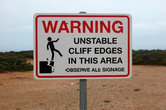 Таблички, предупреждающие об опасности падения с крутых обрывов