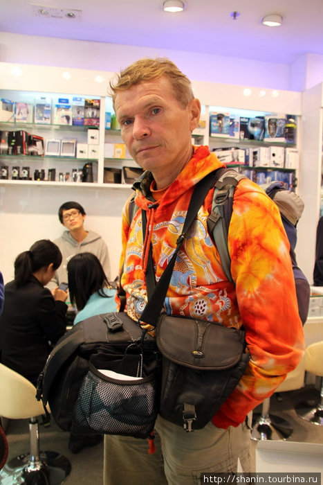 Валерий Шанин в магазине фототехники Коулун, Гонконг