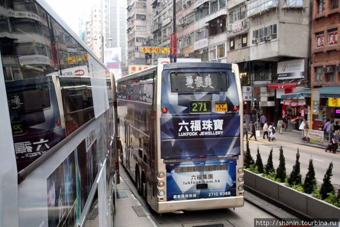 Двухэтажные автобусы на гонконгской улице Коулун, Гонконг