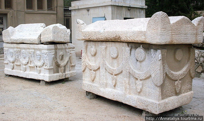 Саркофаги во дворе Александрия, Египет