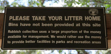 В национальных парках нет урн, но везде чисто. Ренжеры призывают посетителей забирать мусор с собой, а сэкономленные деньги (не нужно вывозить мусор) потратить на благоустройство территорий.