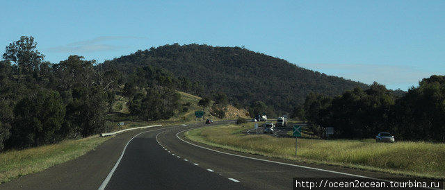 Это самая широкая дорога Австралии — между крупнейшими городами — Сиднеем и Мельбурном. Штат Виктория, Австралия