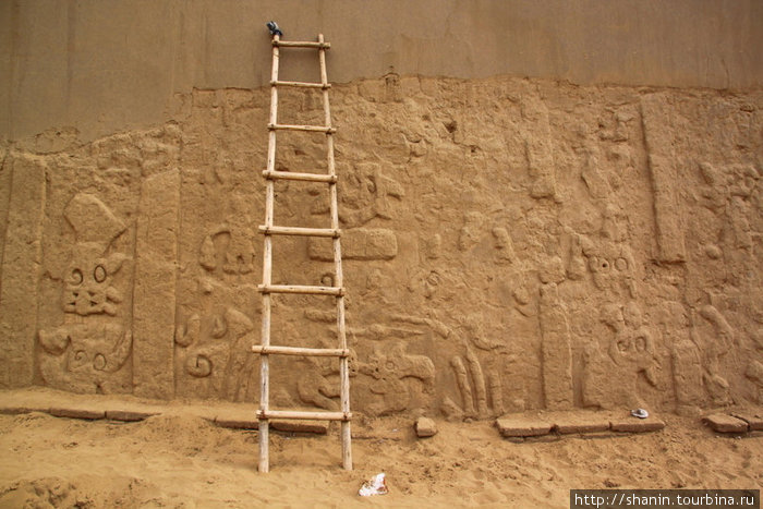 Лестница у стены храма Трухильо, Перу