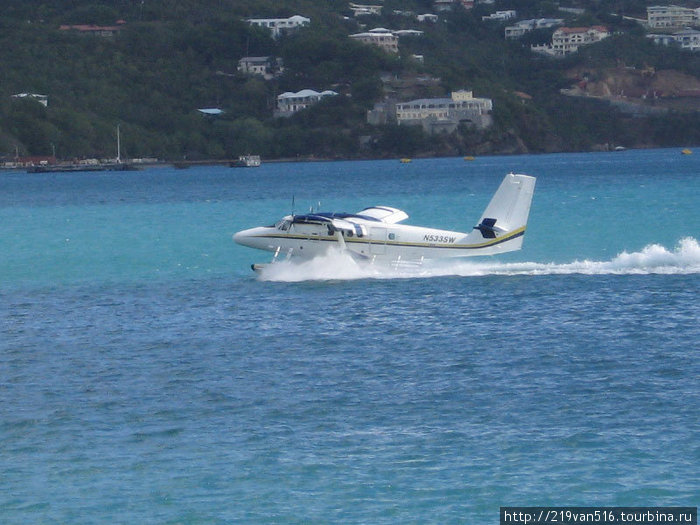 Фото 6. Постоянно ныряющие в бухту Шарлот Амали чартерные самолетики... Род-Таун, Британские Виргинские острова