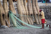 Рыбак ремонтирует сеть