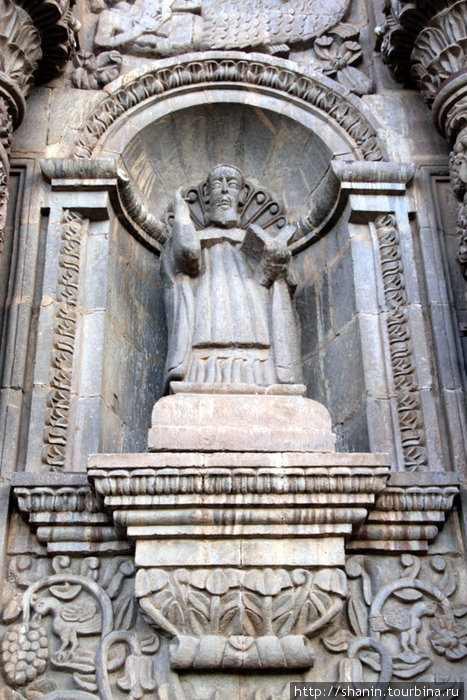 Статуя на фасаде Кафедрального собора в Пуно Пуно, Перу