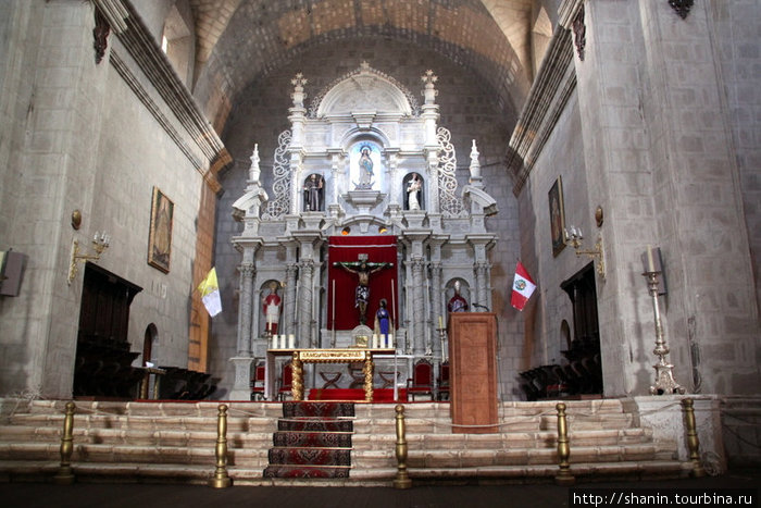 Алтарь в Кафедральном соборе Пуно, Перу