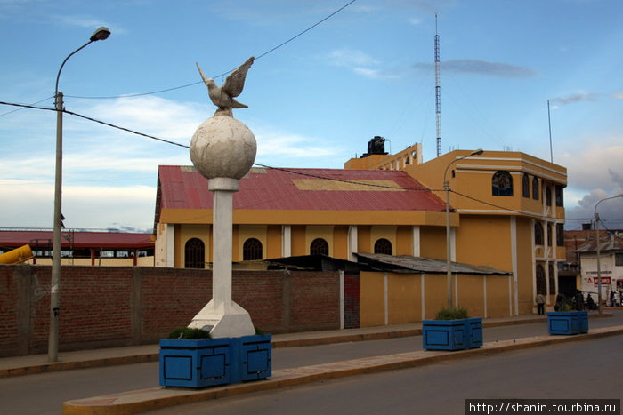 Голубь мира на глобусе Пуно, Перу