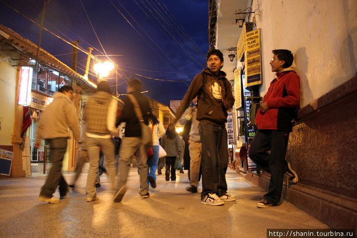 Вечер на пешеходной улице Пуно, Перу