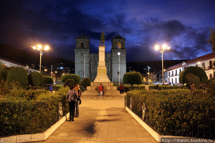 Ночью на центральной площади перед Кафедральным собором Пуно, Перу