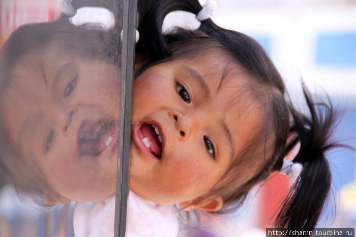 Ребенок в окне автобуса Пуно, Перу