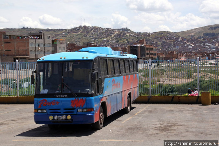 Автобус на площадке возле автовокзала Пуно, Перу