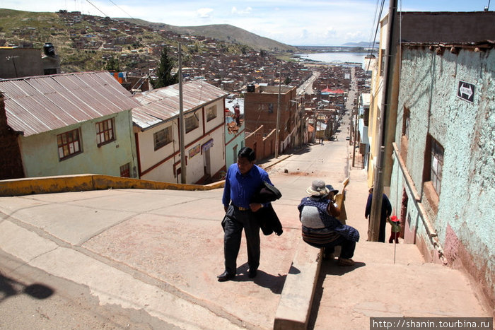 Крутая улочка Пуно, Перу