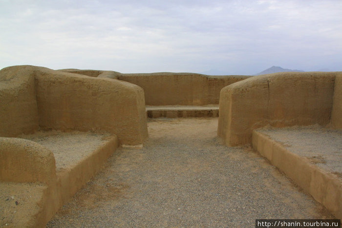 Проход между рядами глинобитных стен Трухильо, Перу