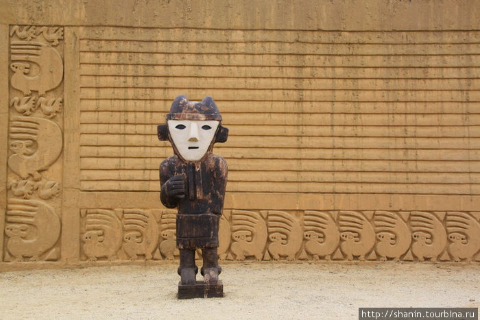 Фигура у стены Трухильо, Перу