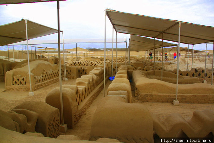 Раскопки защищены крышей — скорее от солнца, чем от дождя. Трухильо, Перу