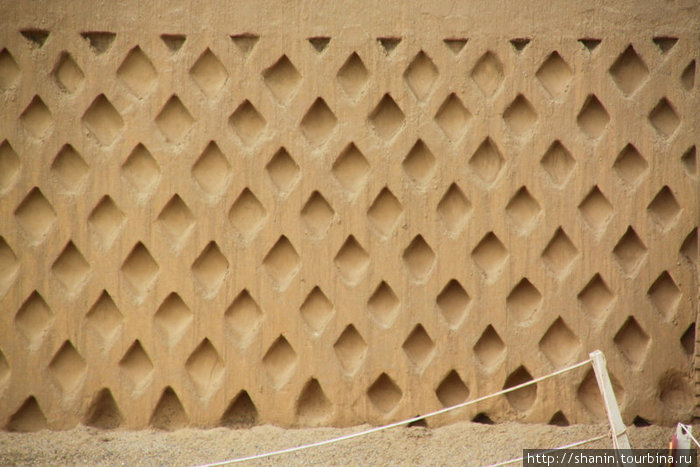 Простой орнамент на стене Трухильо, Перу