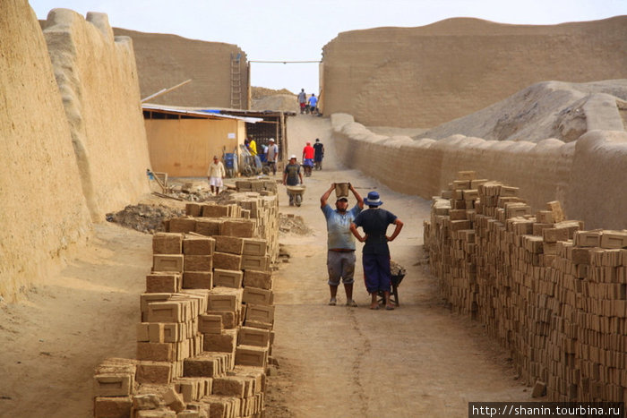 Рабочие с кирпичами Трухильо, Перу