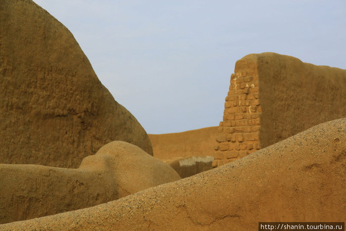 Стены, стены, стены — и ничего, кроме стен... Трухильо, Перу