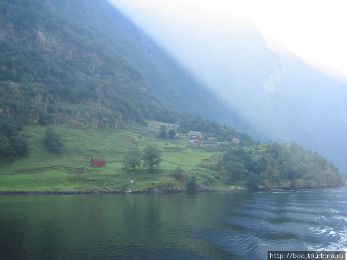 в предгорьях возле воды расположены живописные деревни Гудванген, Норвегия