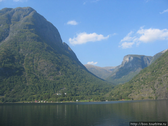 белые точки у кромки воды — это дома местных жителей Гудванген, Норвегия