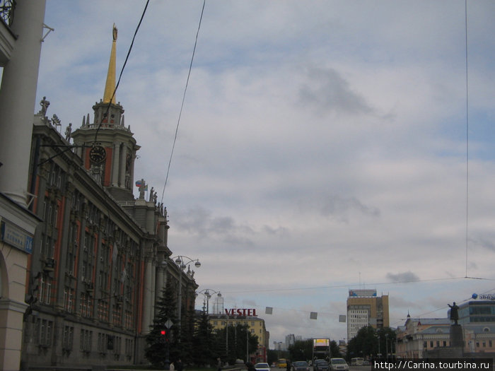 Вдалеке памятник Ленину. Екатеринбург, Россия