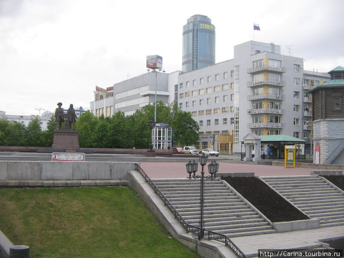 Памятник Татищеву и Дегенину. Екатеринбург, Россия