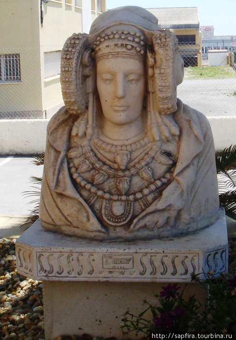 Дама из Эльче   — самый значительный памятник иберийского (древнеиспанского) искусства, был обнаружен 4 августа 1897 года в частных владениях близ Эльче (город в испанской провинции Аликанте). Эльче, Испания