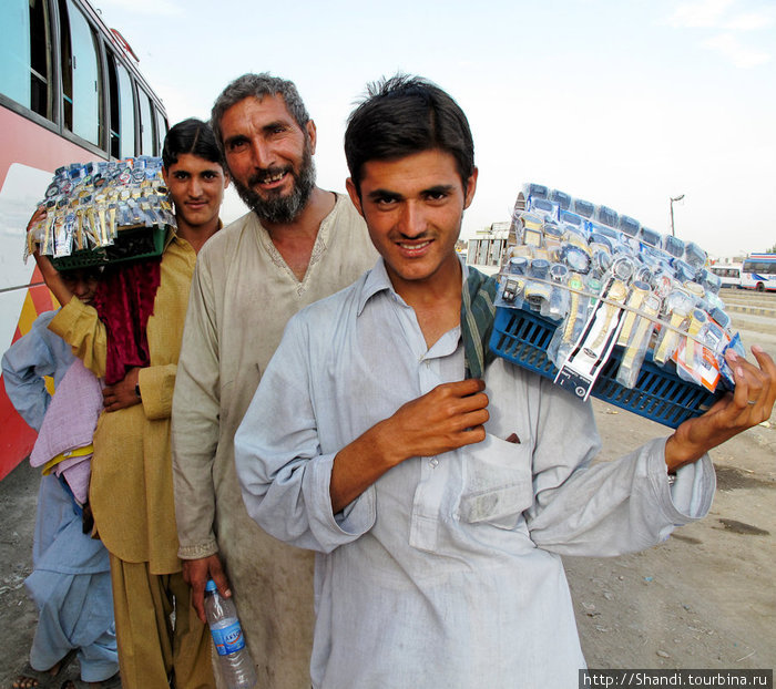 Продавцы на автовокзале Равалпинди Пакистан