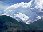 Каракорумское шоссе пролегает в обширной зоне, где сходятся Гималаи, Каракорум и Гиндукуш.