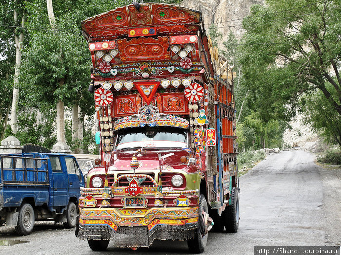 Любой водитель грузовика в Индии и в Пакистане считает своим долгом украсить железного друга как можно пышнее Пакистан