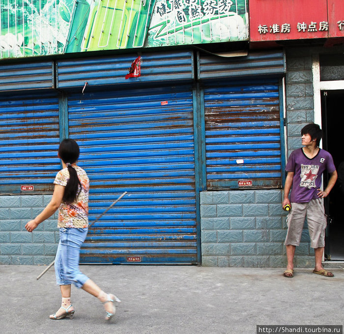 В Урумчи можно было встретить молодых пестро одетых девушек, которые щебетали по мобильнику, не выпуская из руки лома Урумчи, Китай